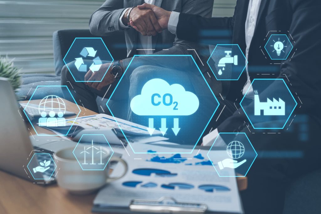 CO2削減やリサイクルなどの環境アイコンが浮かぶ中で握手をする二人。サステナビリティと経費削減を両立させるグリーン経営のイメージ