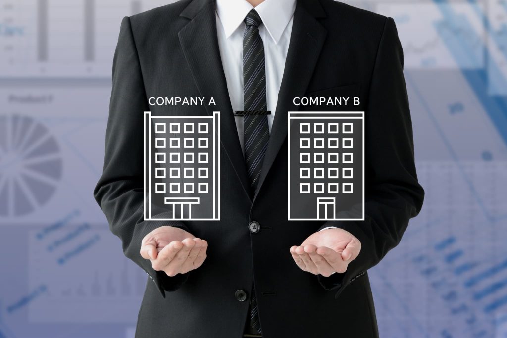 会社Aと会社Bのビルアイコンを両手に掲げ、営業キャッシュフローの健全性を比較検討するスーツ姿の人物