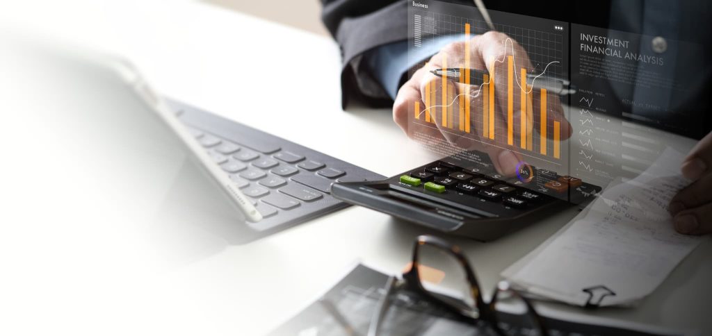 電卓を叩きながら領収書と棒グラフを確認するビジネスマンの手元。資金繰りが苦しい状況を改善するために財務分析を行う様子