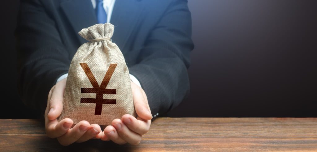 円マークが描かれた麻袋を両手で差し出すスーツの人物。ローン審査なしでの即日融資や資金提供を受けるシーンを表現