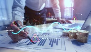 売上はあるが手元資金が不足し資金繰りが苦しい状況において、アラートが出た財務データを分析して黒字倒産を防ぐための対処法や融資・補助金による資金調達、返済条件の変更を検討する様子