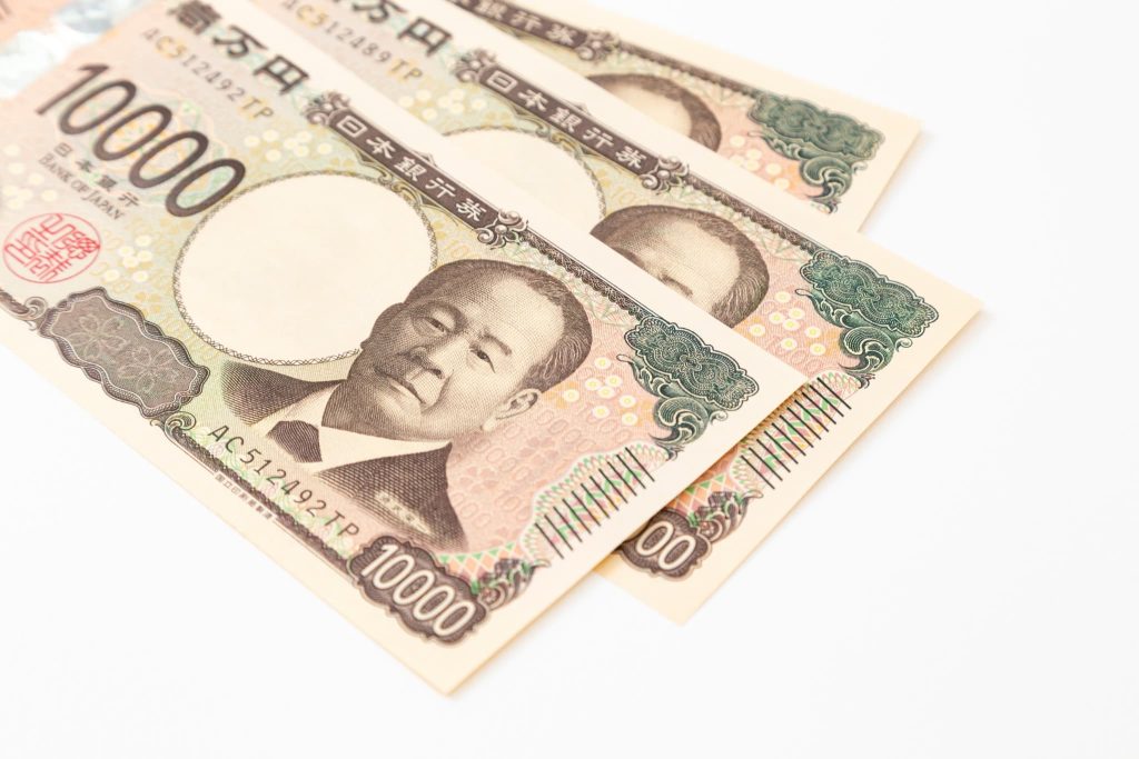 日本の紙幣である一万円札が3枚重なっている様子。少額の資金調達やファクタリングの利用シーンをイメージさせる手元のクローズアップ