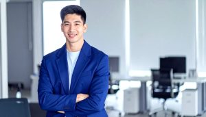 自身の事業に適した資金調達方法を選び、開業届や確定申告書の準備を整えて資金調達の成功を目指す自信に満ちた個人事業主