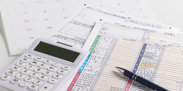 確定申告書と電卓とカレンダー