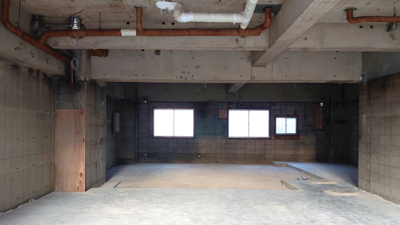 写真:スケルトン物件のイメージ。コンクリートの壁や床が剥き出しになっており、内装や設備が一切ない建物の骨組みだけの状態