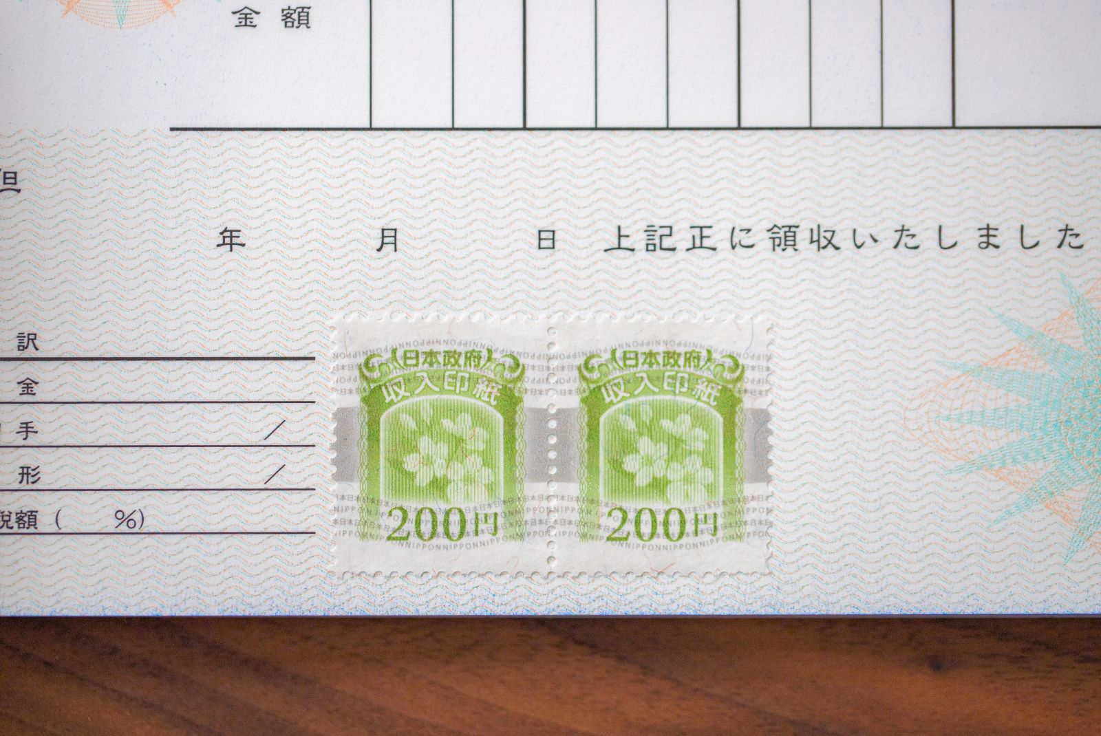 収入印紙 使用済み ６万円×１枚、４万円×２枚、１万円✕２枚 他（領収書に必要な収入印紙とは?いくらから必要?貼り方や必要な金額｜【勘定奉行のOBC】）