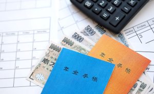 電卓と年金手帳