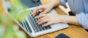 集客アップのためノートパソコンでWebサイト改善に取り組む様子