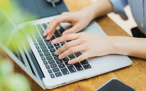 集客アップのためノートパソコンでWebサイト改善に取り組む様子