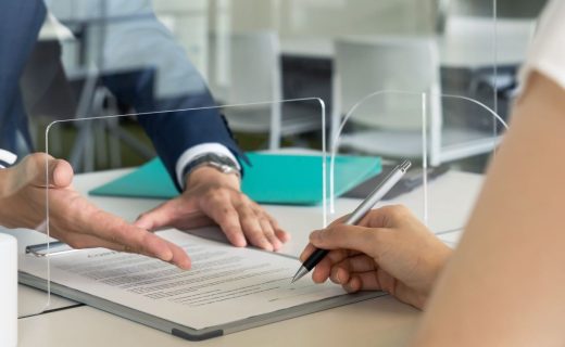 法務局の窓口で登記事項証明書の交付申請をしている人のイメージ写真