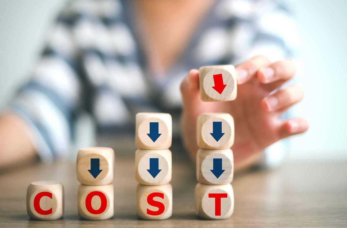 リスティング広告の費用対効果を高めるコツを解説する記事のメイン画像。COSTと書かれた積み木と下向きの矢印でコスト削減を表現