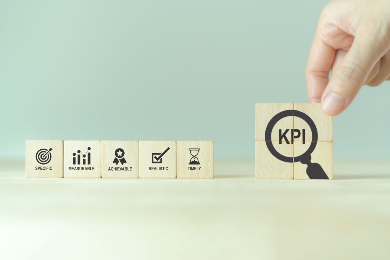 Web広告のKPI(重要業績評価指標)の決め方を解説する記事のメイン画像。良い目標設定のフレームワーク「SMART」の積み木に「KPI」のブロックを加えて、効果的な指標設定を表現