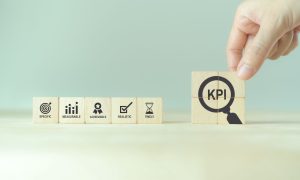 Web広告のKPI（重要業績評価指標）の決め方を解説する記事のメイン画像。良い目標設定のフレームワーク「SMART」の積み木に「KPI」のブロックを加えて、効果的な指標設定を表現