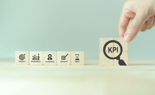 Web広告のKPI（重要業績評価指標）の決め方を解説する記事のメイン画像。良い目標設定のフレームワーク「SMART」の積み木に「KPI」のブロックを加えて、効果的な指標設定を表現