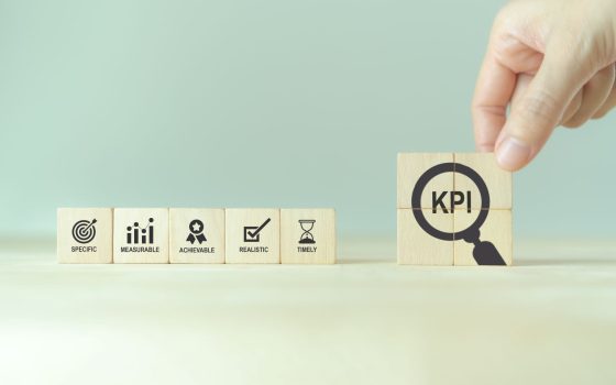 Web広告のKPI（重要業績評価指標）の決め方を解説する記事のメイン画像。良い目標設定のフレームワーク「SMART」の積み木に「KPI」のブロックを加えて、効果的な指標設定を表現