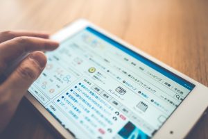 Yahoo!広告の種類と特徴を解説する記事のメイン画像。広告が配信される「Yahoo! JAPAN」のトップページをタブレットで見ている様子