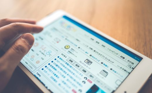 Yahoo!広告の種類と特徴を解説する記事のメイン画像。広告が配信される「Yahoo! JAPAN」のトップページをタブレットで見ている様子