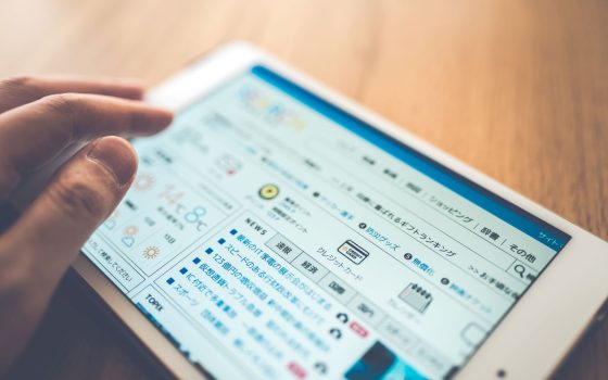 Yahoo!広告の種類と特徴を解説する記事のメイン画像。広告が配信される「Yahoo! JAPAN」のトップページをタブレットで見ている様子