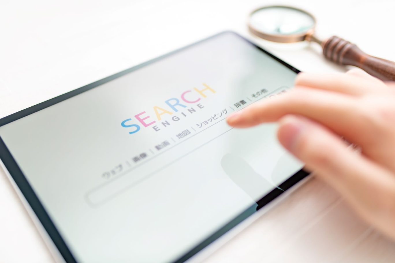 Googleリスティング広告のはじめ方と運用の仕方を解説する記事のメイン画像。検索エンジンが表示されたタブレットがテーブルに置かれている