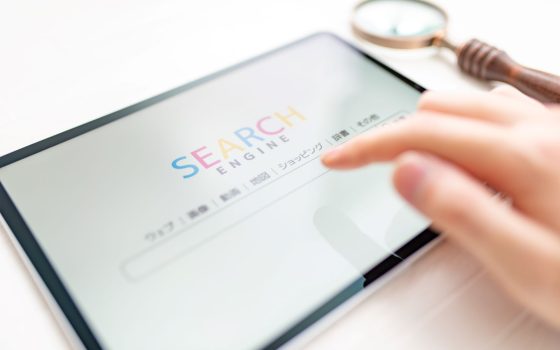 Googleリスティング広告のはじめ方と運用の仕方を解説する記事のメイン画像。検索エンジンが表示されたタブレットがテーブルに置かれている