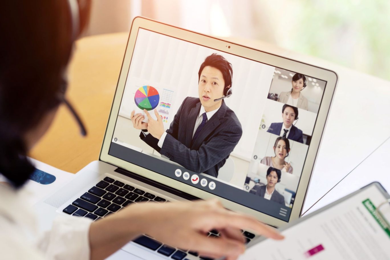 リスティング広告の運用を代理店に任せるべきか解説する記事のメイン画像。広告代理店の担当者とオンライン会議で相談している様子