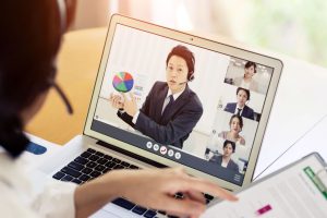 リスティング広告の運用を代理店に任せるべきか解説する記事のメイン画像。広告代理店の担当者とオンライン会議で相談している様子