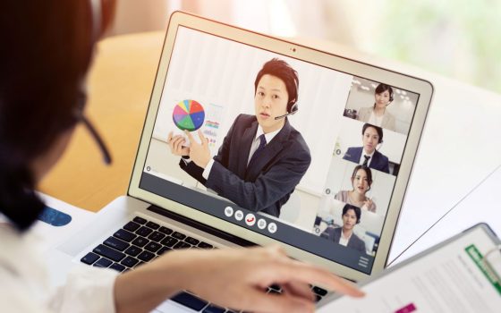 リスティング広告の運用を代理店に任せるべきか解説する記事のメイン画像。広告代理店の担当者とオンライン会議で相談している様子