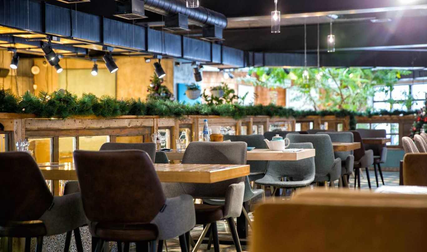 飲食店のホールオペレーションのポイントを解説する写真。お客さまを迎える準備が整った清潔で整理された店内の様子