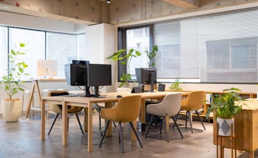 合同会社（LLC）の特徴を解説する記事のメイン画像。モダンでおしゃれなオフィスが、自由度の高い経営やスピーディーな意思決定といった合同会社の特徴を象徴している