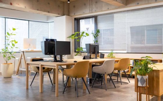合同会社（LLC）の特徴を解説する記事のメイン画像。モダンでおしゃれなオフィスが、自由度の高い経営やスピーディーな意思決定といった合同会社の特徴を象徴している