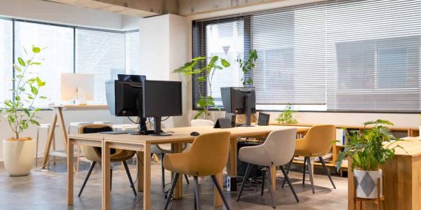 合同会社（LLC）の特徴を解説する記事のメイン画像。モダンでおしゃれなオフィスが、自由度の高い経営やスピーディーな意思決定といった合同会社の特徴を象徴している