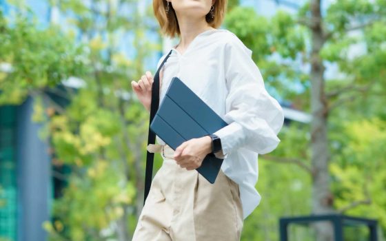 フリーランスの始め方を解説する記事のメイン画像。タブレットを持って屋外を歩く女性の姿で、時間や場所に縛られない自由な働き方を表現