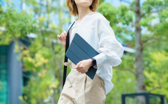フリーランスの始め方を解説する記事のメイン画像。タブレットを持って屋外を歩く女性の姿で、時間や場所に縛られない自由な働き方を表現