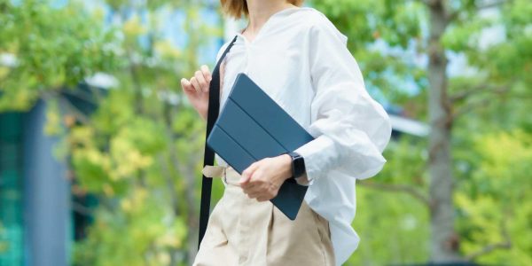 フリーランスの始め方を解説する記事のメイン画像。タブレットを持って屋外を歩く女性の姿で、時間や場所に縛られない自由な働き方を表現