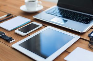 レスポンシブ検索広告について解説する記事のメイン画像。パソコン、タブレット、スマホなど様々なデバイスが並んでいる