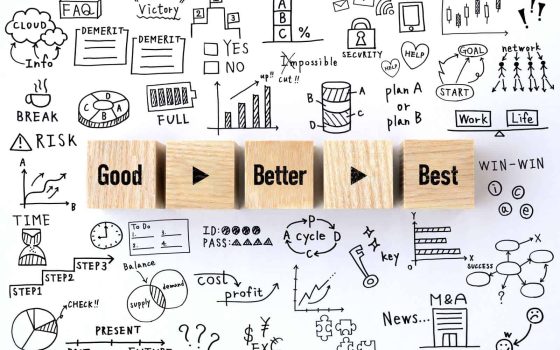 広告の品質スコアの上げ方を解説する記事のメイン画像。「Good」から「Best」へと改善される積み木と周りのビジネスチャートで継続的な改善活動の重要性を表現