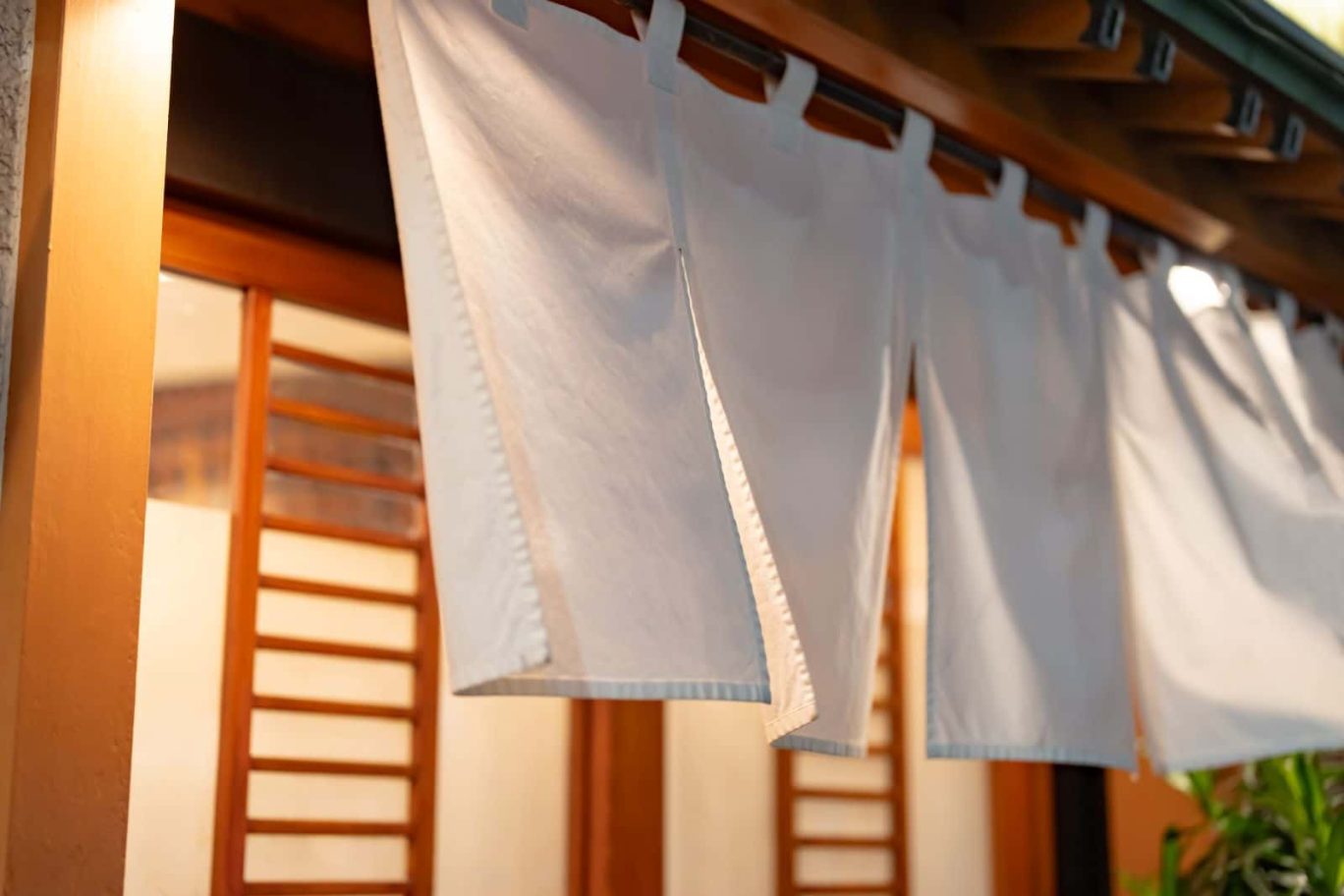 屋号を解説する記事のメイン画像。店舗の入り口に暖簾がかかっている