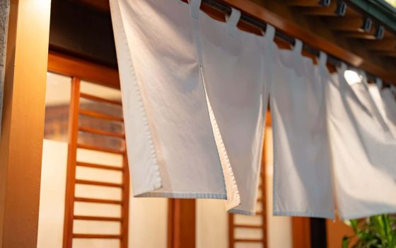 屋号を解説する記事のメイン画像。店舗の入り口に暖簾がかかっている