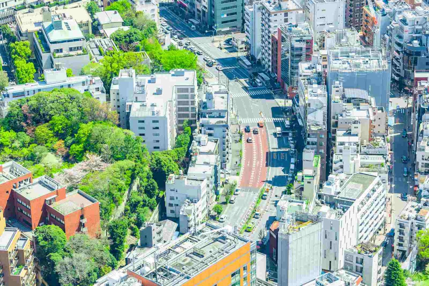 有限会社について解説する記事のメイン画像。新旧のビルが立ち並ぶ市街地の風景で、長く続く企業の歴史と現在を表している