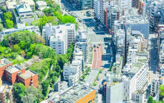 有限会社について解説する記事のメイン画像。新旧のビルが立ち並ぶ市街地の風景で、長く続く企業の歴史と現在を表している