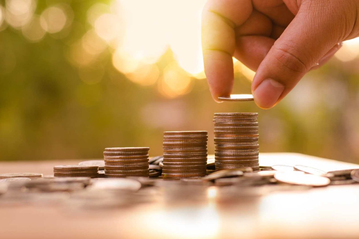助成金や補助金について解説する記事のメイン画像。コインが積み上げられている