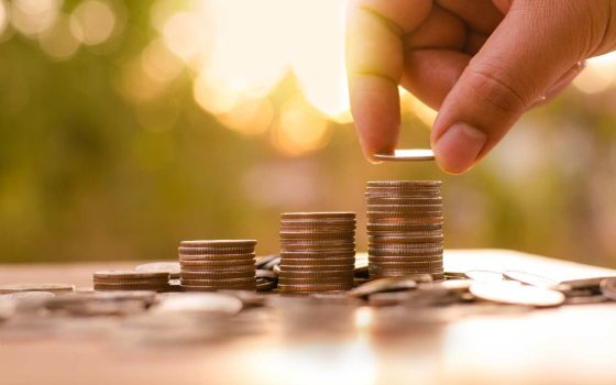 助成金や補助金について解説する記事のメイン画像。コインが積み上げられている