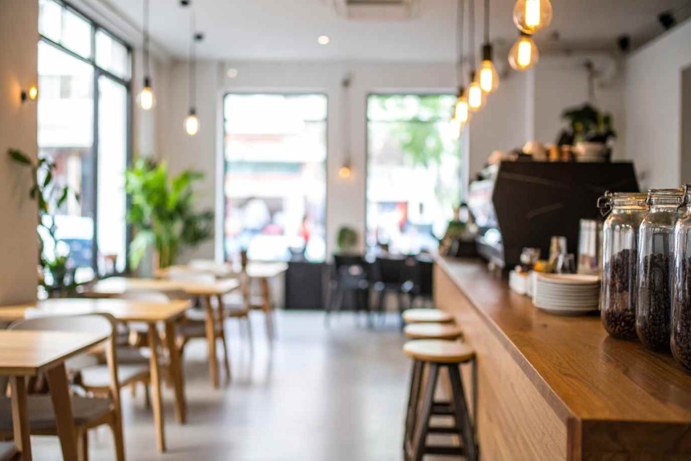 飲食店の開業について解説する記事のメイン画像。自然光が差し込むおしゃれな飲食店の店内