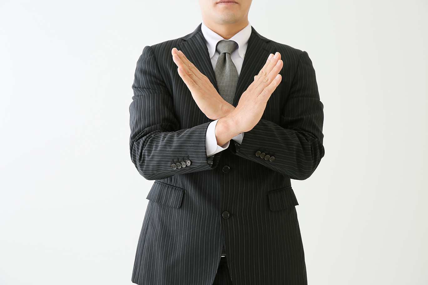 領収書の再発行が原則不可であることを解説する画像。男性が腕でバツ印を作り、基本的に再発行はNGであることを表現している