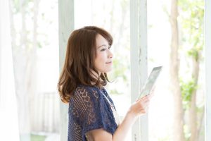 お店を開業する手順を解説する記事のメイン画像。女性オーナーがタブレットを手に、オープン日までのタスクを確認している様子