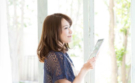 お店を開業する手順を解説する記事のメイン画像。女性オーナーがタブレットを手に、オープン日までのタスクを確認している様子