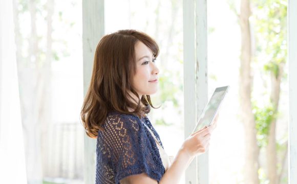 お店を開業する手順を解説する記事のメイン画像。女性オーナーがタブレットを手に、オープン日までのタスクを確認している様子