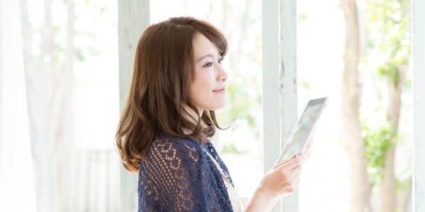 お店を開業する手順を解説する記事のメイン画像。女性オーナーがタブレットを手に、オープン日までのタスクを確認している様子