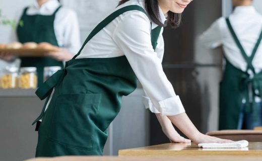 アルバイト・パートの有給休暇のルールを解説する記事のメイン画像。飲食店の店内で、エプロンを付けたスタッフが清掃や配膳などをしている