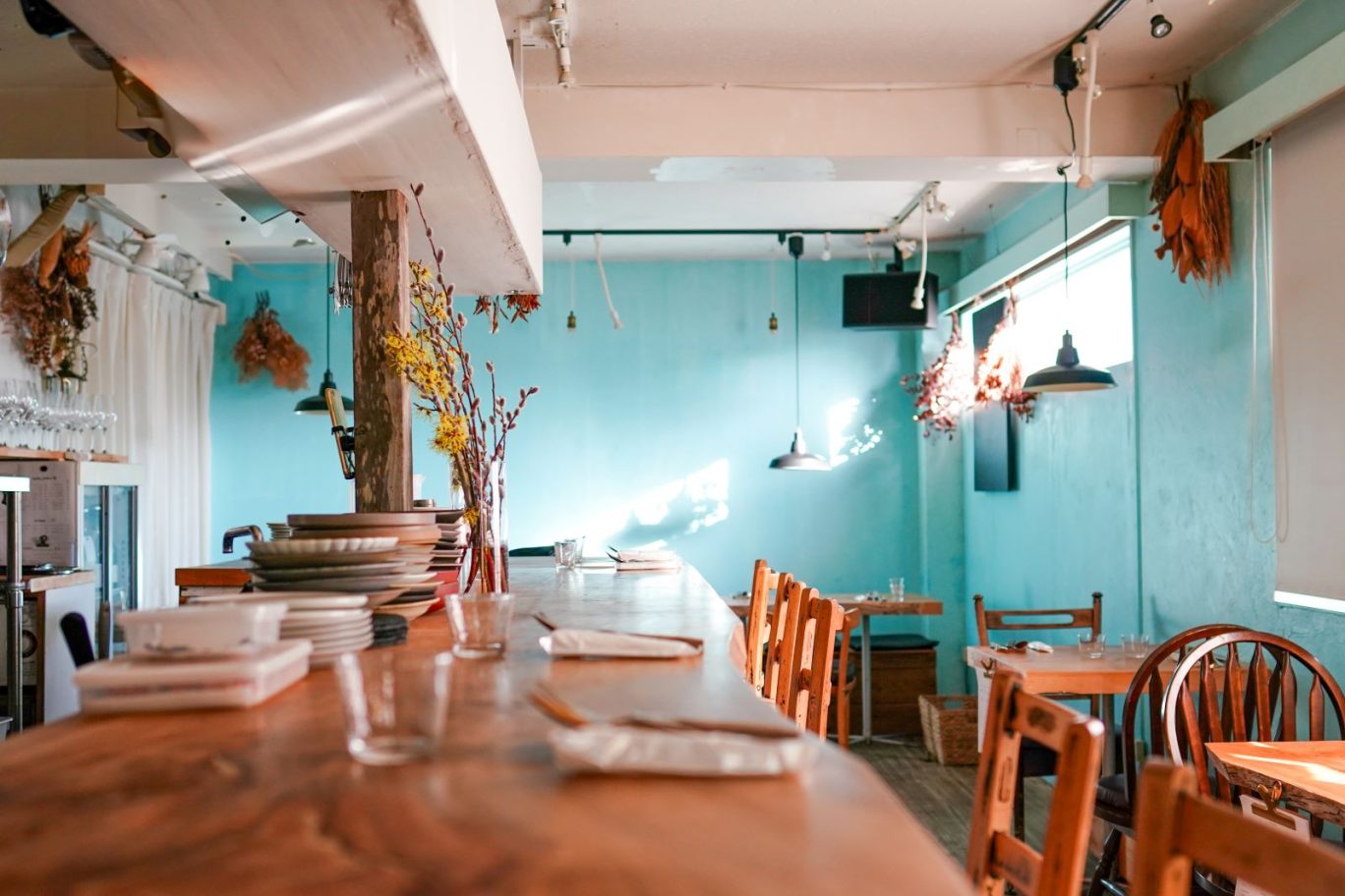 記事のメイン画像：おしゃれな内装のカフェの店内風景。許可を取得して自分のお店をオープンしている様子
